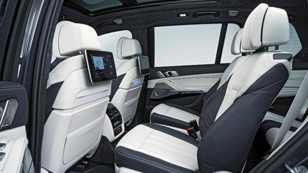 BMW X7 2021 còn được trang bị các màn hình cảm ứng 10.2 inch cho hàng ghế sau và cửa sổ trời toàn cảnh Panorama Sky Lounge
