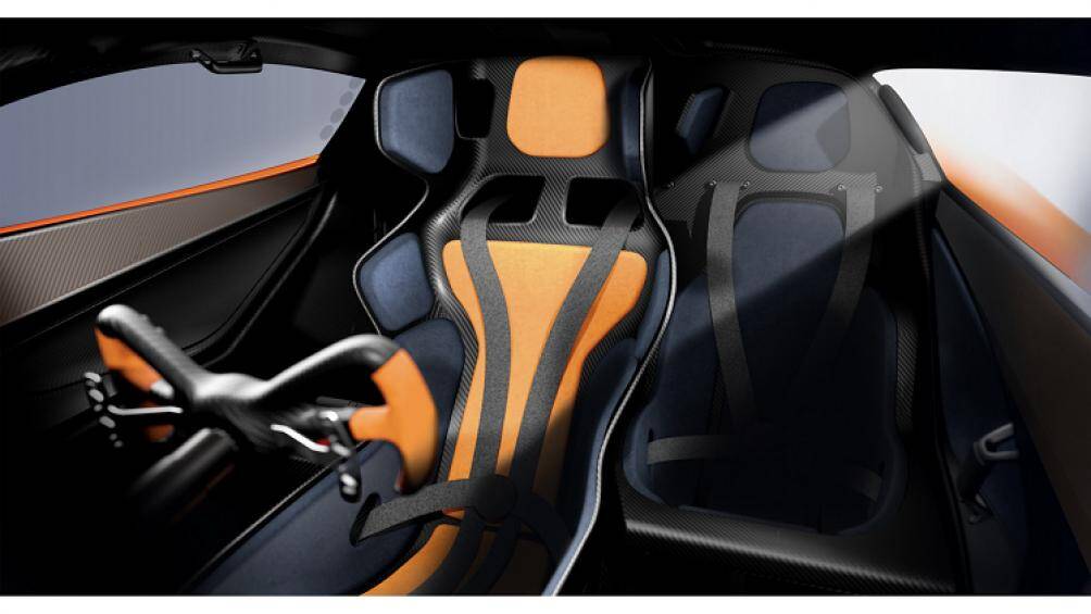 Khoang nội thất của xe vẫn được thiết kế hai chỗ ngồi với ghế lái được đặt ở giữa, ghế ngồi bên phải xe được trang bị một hệ thống chữa cháy