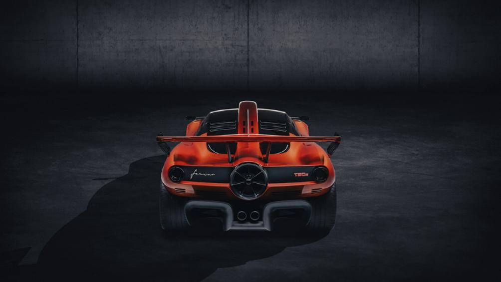 Xe có trọng lượng tổng thể 852 kg và động cơ V12 3,9 lít Cosworth sẽ có khả năng sản sinh công suất lên tới 725 mã lực, mạnh hơn T.50 khoảng 70 mã lực