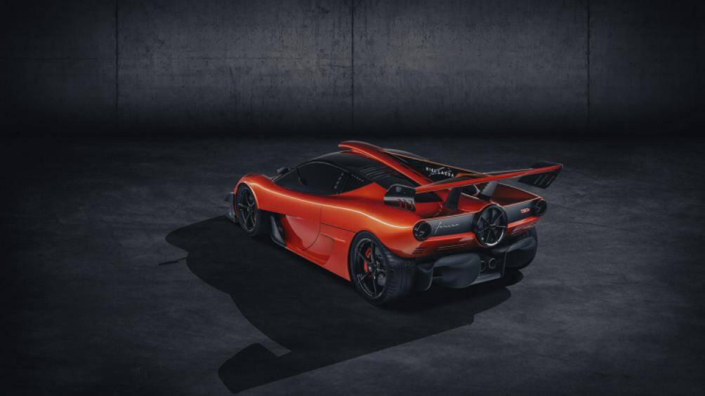 Phần khung của T.50s Niki Lauda được chế tạo bằng vật liệu sợi carbon, hành khách trong xe sẽ được bảo vệ bằng thanh chắn an toàn theo kiểu F1