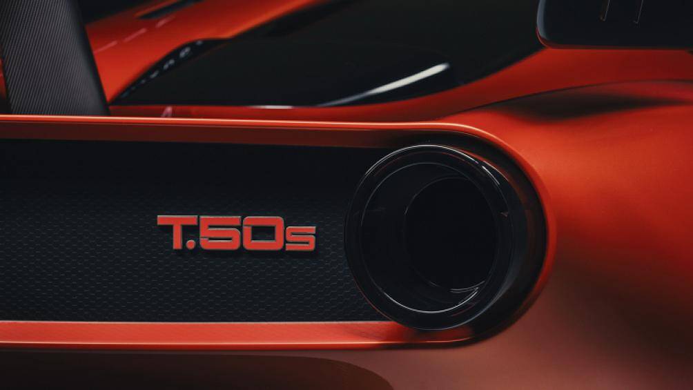 T.50s sở hữu các tấm thân được làm từ vật liệu sợi carbon nhẹ. Các phần kính cửa sổ, kính lái cũng đã được lựa chọn loại nhẹ hơn để tối ưu tốc độ