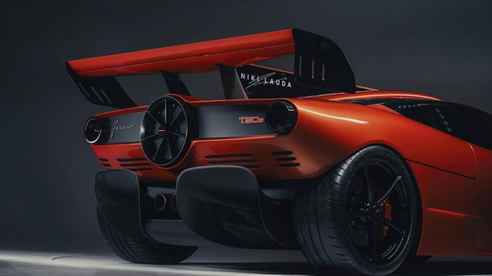 Cánh gió đứng được thiết kế thẳng trên nắp động cơ phía sau của xe, Cánh gió này tạo lực ép lên tới 1500 kg cho xe