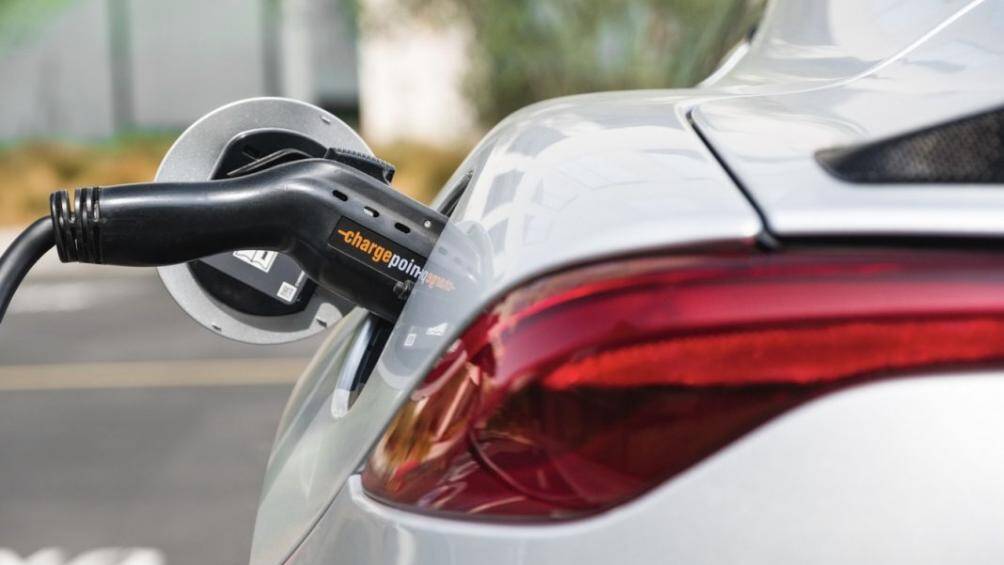 Pin xe có thể sạc đầy với sạc cấp 2 trong 4 tiếng. Hơn nữa, bộ sạc nhanh DC 45 kW có thể sạc 90% trong 34 phút