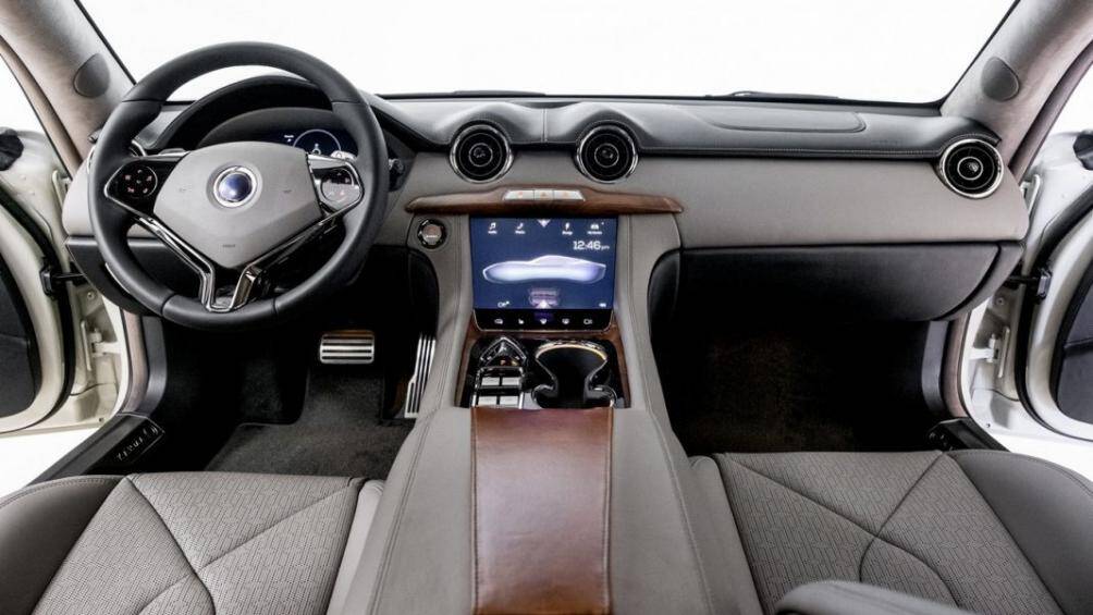 Khoang nội thất của xe được thiết kế hiện đại với cụm đồng hồ kỹ thuật số và hệ thống thông tin giải trí 10,2 inch