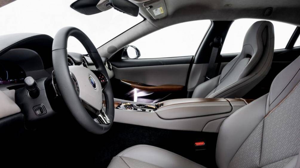 Ngoài ra, xe được tăng cường với động cơ 3 xi-lanh 1,5 lít tăng áp hoạt động như một máy phát điện