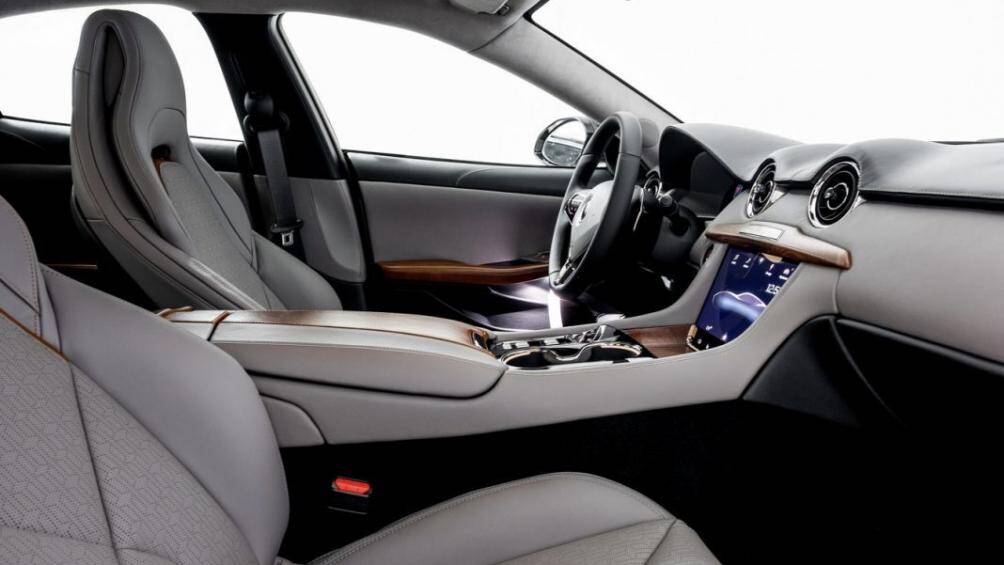 GS-6 cũng có gương chiếu hậu chỉnh điện bên hông có sưởi, 8 túi khí, cảnh báo chống trộm, chẩn đoán từ xa Over-the-Air