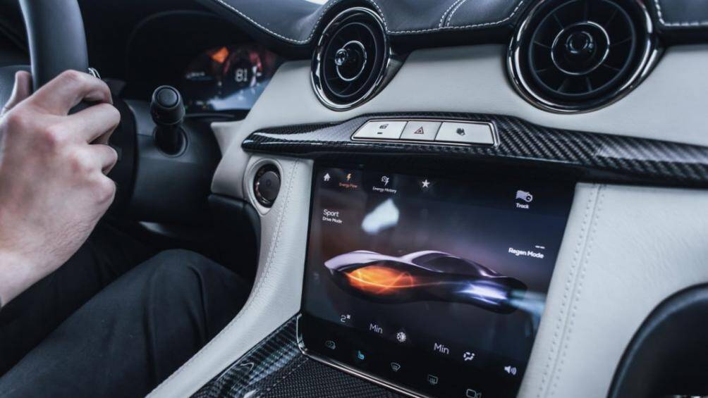 Chiếc xe được trang bị các tính năng an toàn bao gồm Hỗ trợ giữ làn đường, phanh khẩn cấp tự động, giám sát điểm mù, camera 360...