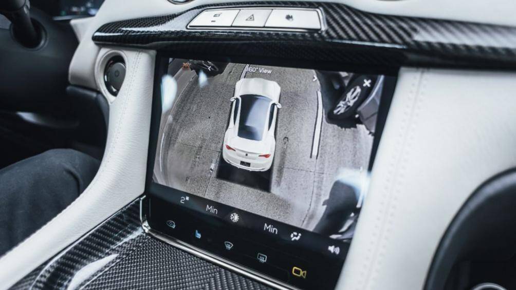 Những điểm nổi bật khác bao gồm ghế sưởi và hệ thống điều hoa, hệ thống âm thanh 8 loa và các bản cập nhật qua mạng