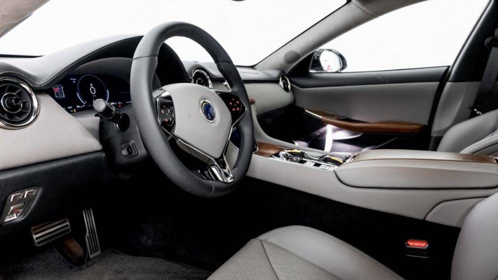 Phần vô lăng của xe cũng có thể điều khiển các chức năng âm thanh và điện thoại, camera, chế độ lái, điều khiển hành trình thích ứng