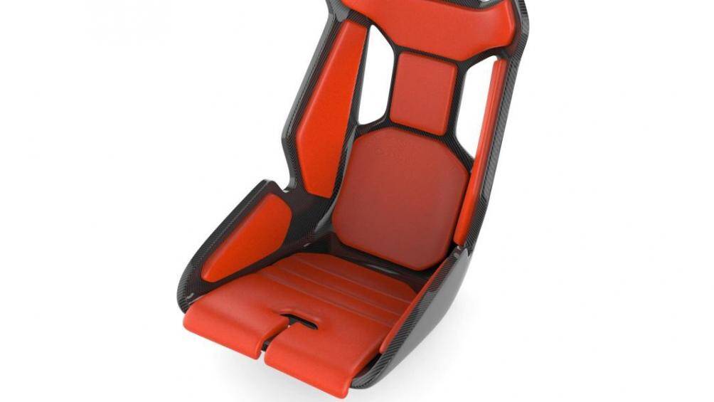 Bề mặt được ốp các miếng đệm mềm thay vì bọc da để giúp giảm trọng lượng cho xe