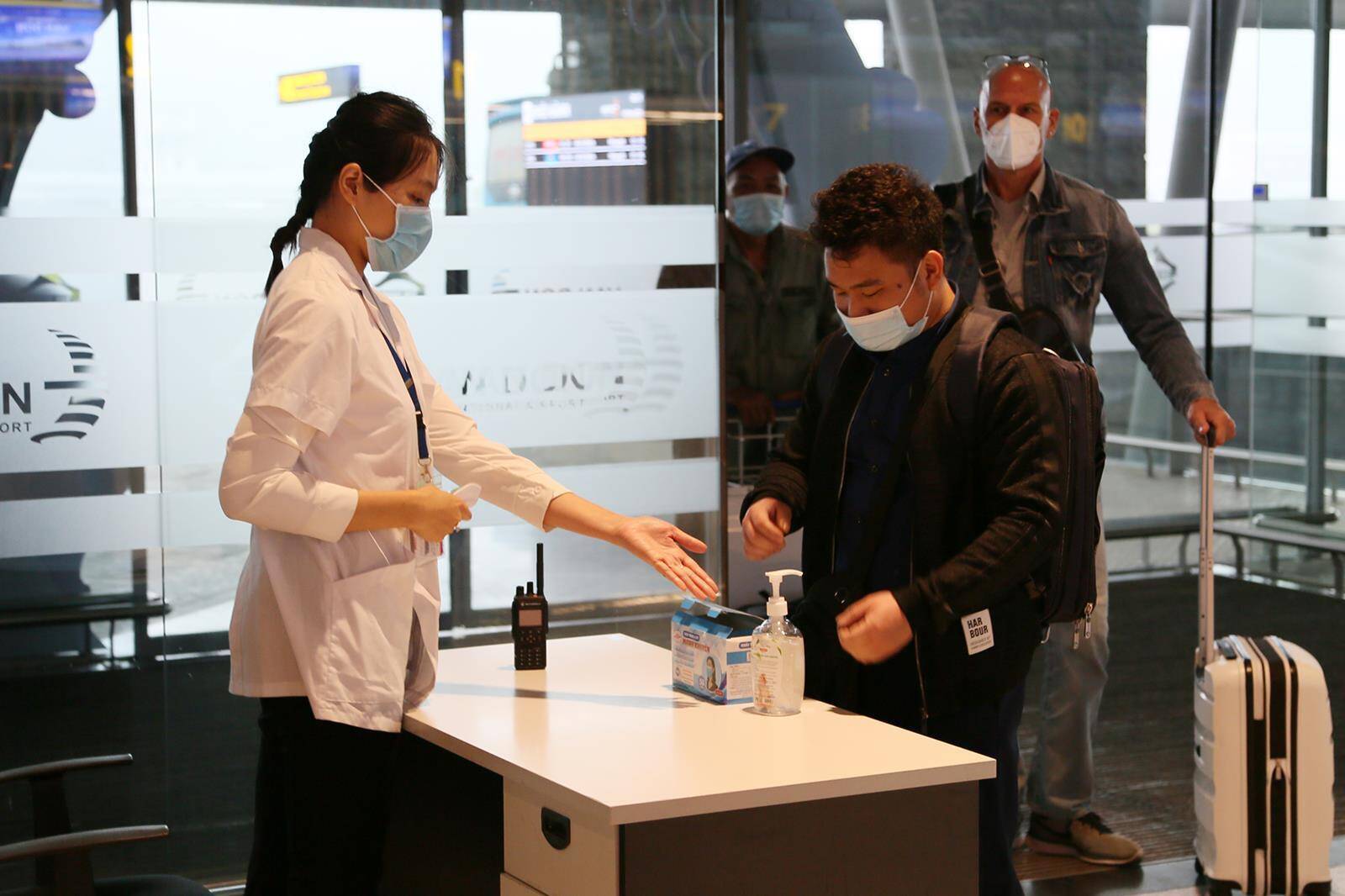 Với các chuyến bay thương mại thông thường, sân bay Vân Đồn tiếp tục bố trí nước rửa tay sát khuẩn tại các quầy thủ tục, cửa ra vào ga, các phòng làm việc của nhân viên; đo thân nhiệt cho hành khách và nhân viên sân bay ngay khi đến nhà ga; yêu cầu khai báo y tế điện tử; bắt buộc đeo khẩu trang với 100% hành khách và cán bộ nhân viên sân bay; phun khử khuẩn 100% hành lý các chuyến bay đến. Hàng ngày, sân bay Vân Đồn cũng thực hiện phun khử khuẩn nhà ga, lau chùi các vị trí có nguy cơ lây nhiễm cao bằng dung dịch diệt khuẩn.