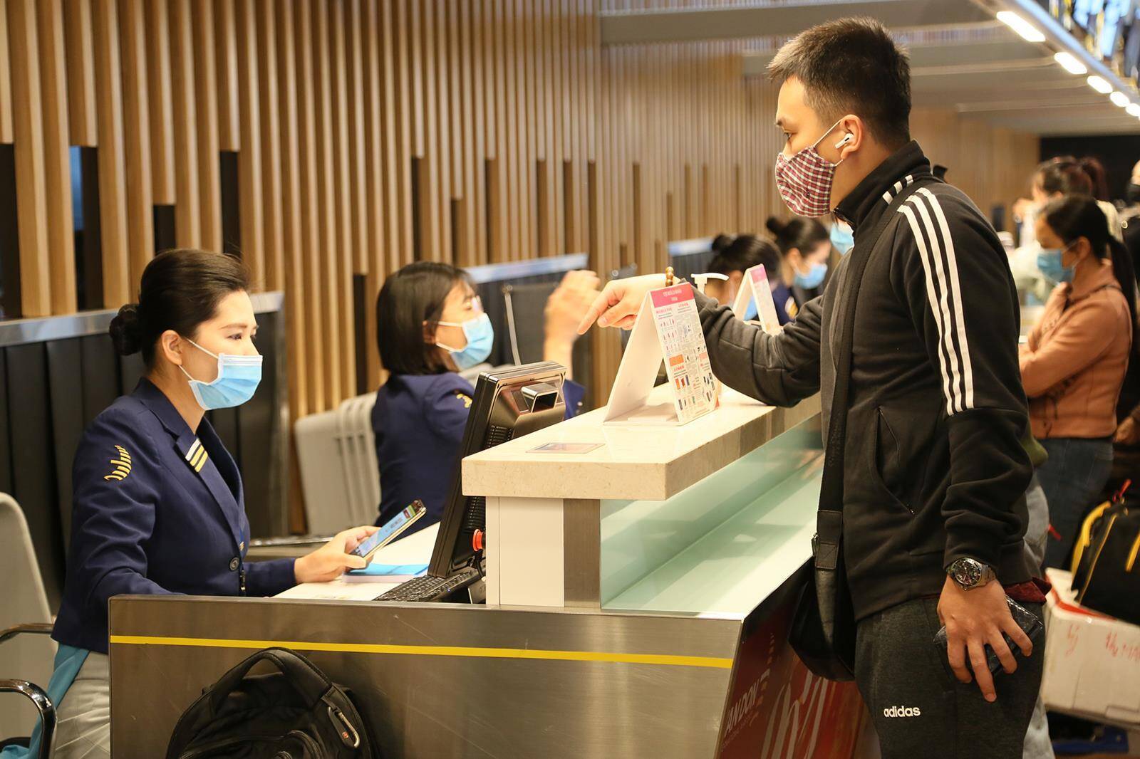 Trong quá trình khai thác trở lại, sân bay Vân Đồn sẽ áp dụng các biện pháp an toàn chống dịch ở mức cao nhất cho các chuyến bay thương mại thường lệ trong nước cũng như các chuyến bay quốc tế đưa người Việt hồi hương và chở chuyên gia sang Việt Nam, đảm bảo an toàn cho du khách và cộng đồng.
Cụ thể, sân bay tiến hành rà soát và siết chặt toàn bộ quy trình đón chuyến bay đặc biệt từ nước ngoài. Đối với các chuyến bay “giải cứu”, hành khách xuống máy bay được đo thân nhiệt và khai báo y tế bắt buộc, thực hiện tất cả các thủ tục nhập cảnh, hải quan tại khu vực riêng biệt bên ngoài nhà ga. Hành khách được hướng dẫn sát khuẩn tay, đeo khẩu trang và giữ khoảng cách an toàn phòng dịch. Tất cả hành lý xách tay và hành lý ký gửi được khử trùng bằng chất khử trùng đặc biệt. Sau khi hoàn tất thủ tục, hành khách được đưa về khu vực cách ly, theo dõi sức khỏe trong 14 ngày. Khu vực nhà ga và luồng di chuyển của hành khách được phun khử trùng, khử khuẩn.