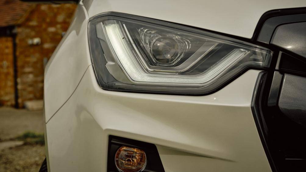 Bản DL20 có đèn sương mù phía trước, cảm biến đỗ xe, cản cùng màu thân xe, tay nắm cửa bạc, lưới tản nhiệt màu xám, mâm hợp kim 18 inch