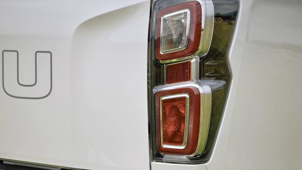 Phiên bản DL20 có màu Spinel Red, DL40 có màu Valencia Orange và Pearl White là màu riêng của V-Cross