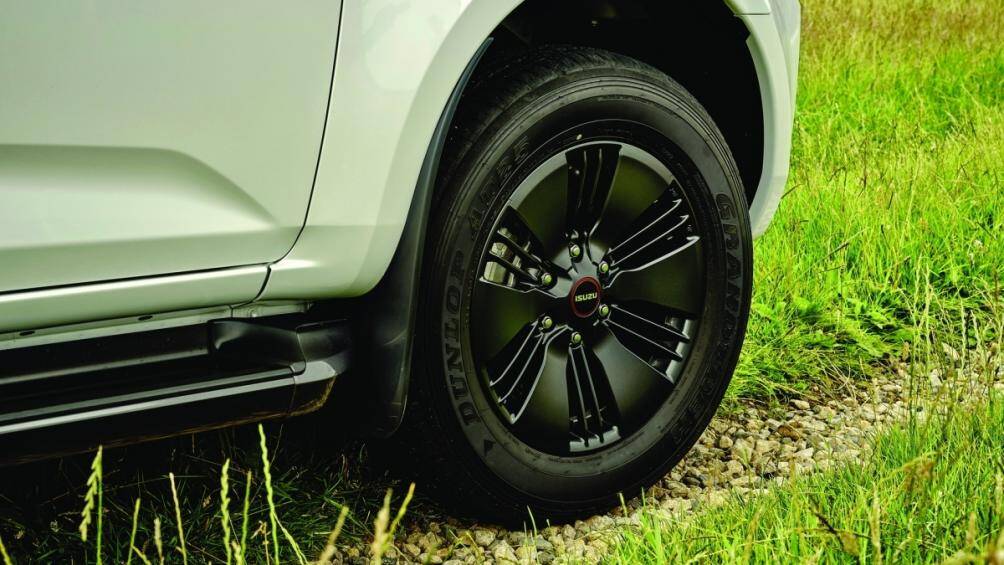 Cùng với đó là hệ thống dẫn động 2 hoặc 4 bánh, xe có trọng tải tối đa 1.120 kg và khả năng kéo lên tới 3,5 tấn