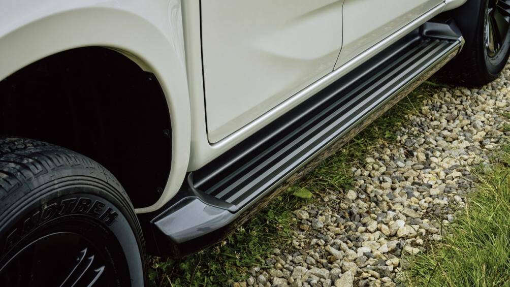 Bản DL40 sở hữu đèn pha bi-LED, đèn sương mù LED, lưới tản nhiệt mạ crom, bậc lên xuống màu bạc, cảm biến đậu xe phía trước và camera lùi