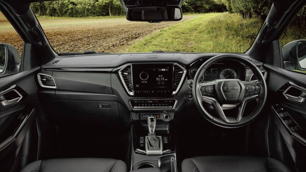 Bản V-Cross của dòng Aventure nổi bật bởi những chi tiết gunmetal bên ngoài, hệ thống thông tin giải trí màn hình cảm ứng 9 inch, ghế bọc da