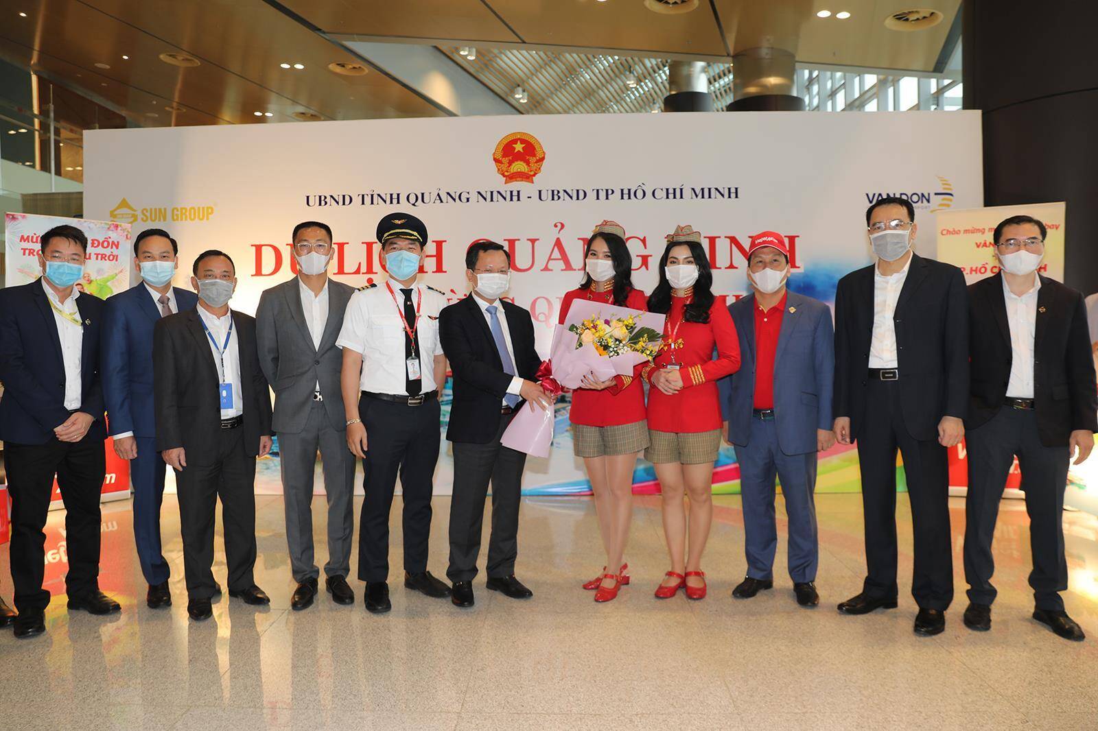 Ông Cao Tường Huy - PCT UBND tỉnh QN tặng hoa hành khách và phi hành đoàn chuyến bay đầu tiên. Được biết, tỉnh Quảng Ninh và Tập đoàn Sun Group tiếp tục áp dụng các chương trình ưu đãi dành riêng cho hành khách bay đến hoặc đi từ sân bay Vân Đồn. Theo đó, hành khách được miễn phí vé tham quan vịnh Hạ Long, danh thắng Yên Tử; giảm thêm 15% giá dịch vụ cáp treo so với giá bán thực tế tại Khu di tích và danh thắng Yên Tử; miễn phí xe bus cho hành khách đi chặng Vân Đồn – Hạ Long – Uông Bí và ngược lại; ưu đãi giảm tới 50% giá vé tại các khu vui chơi giải trí, nghỉ dưỡng của Sun Group trên toàn quốc; giảm lên tới 15% giá vé vào cửa khu nghỉ dưỡng suối khoáng nóng Yoko Onsen Quang Hanh...