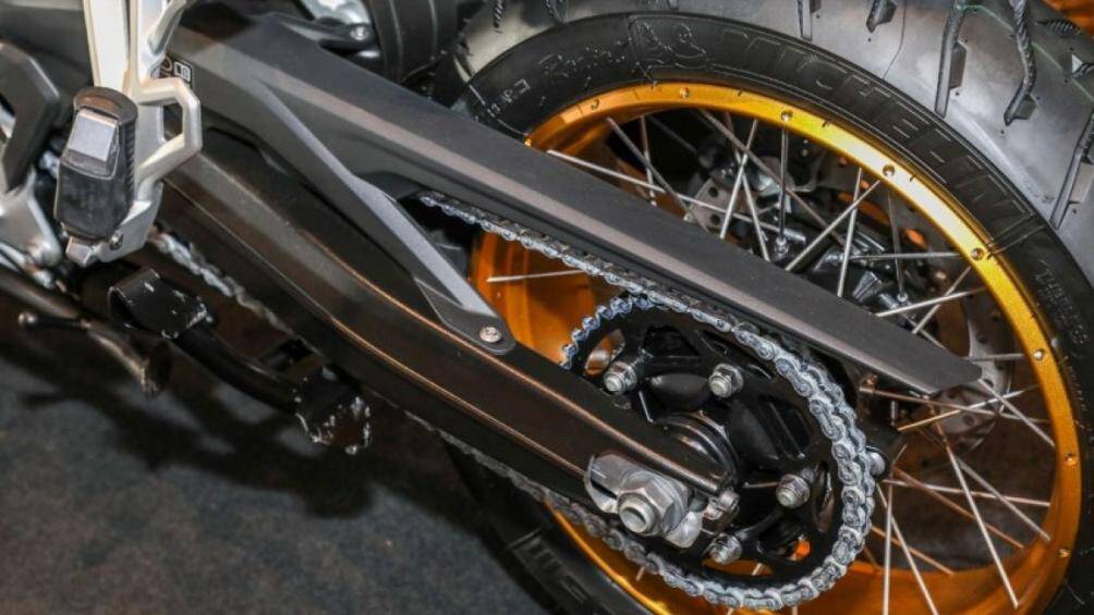 Xe còn có giá để hành lý là trang bị tiêu chuẩn khiến phiên bản 40 năm GS F850GS trở nên khác biệt hơn