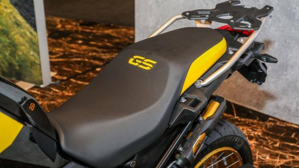 Logo "GS" và "Gelande Strasse" được in nổi trên yên xe cũng như trên nắp tản nhiệt để dễ dàng phân biệt với các phiên bản khác