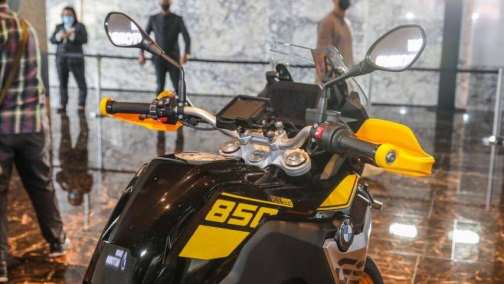 Tay nắm bảo vệ màu vàng, vành nan hoa mạ vàng – kích thước 21 inch ở phía trước và 19 inch ở phía sau