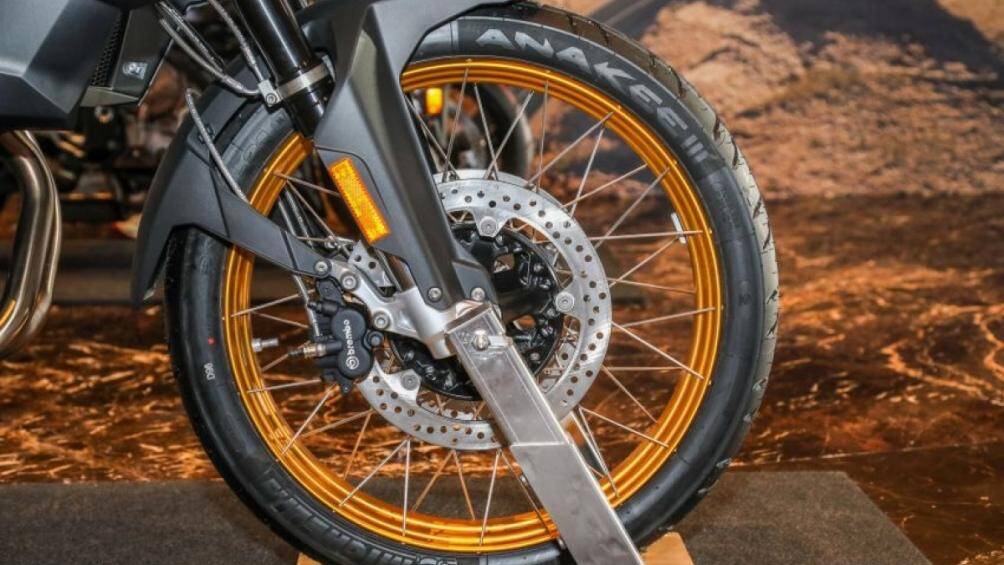 Hệ thống phanh trên BMW F850GS 2021 "40 Years GS Edition" bao gồm đĩa đôi đường kích 305 mm với kẹp phanh 2 piston ở phía trước