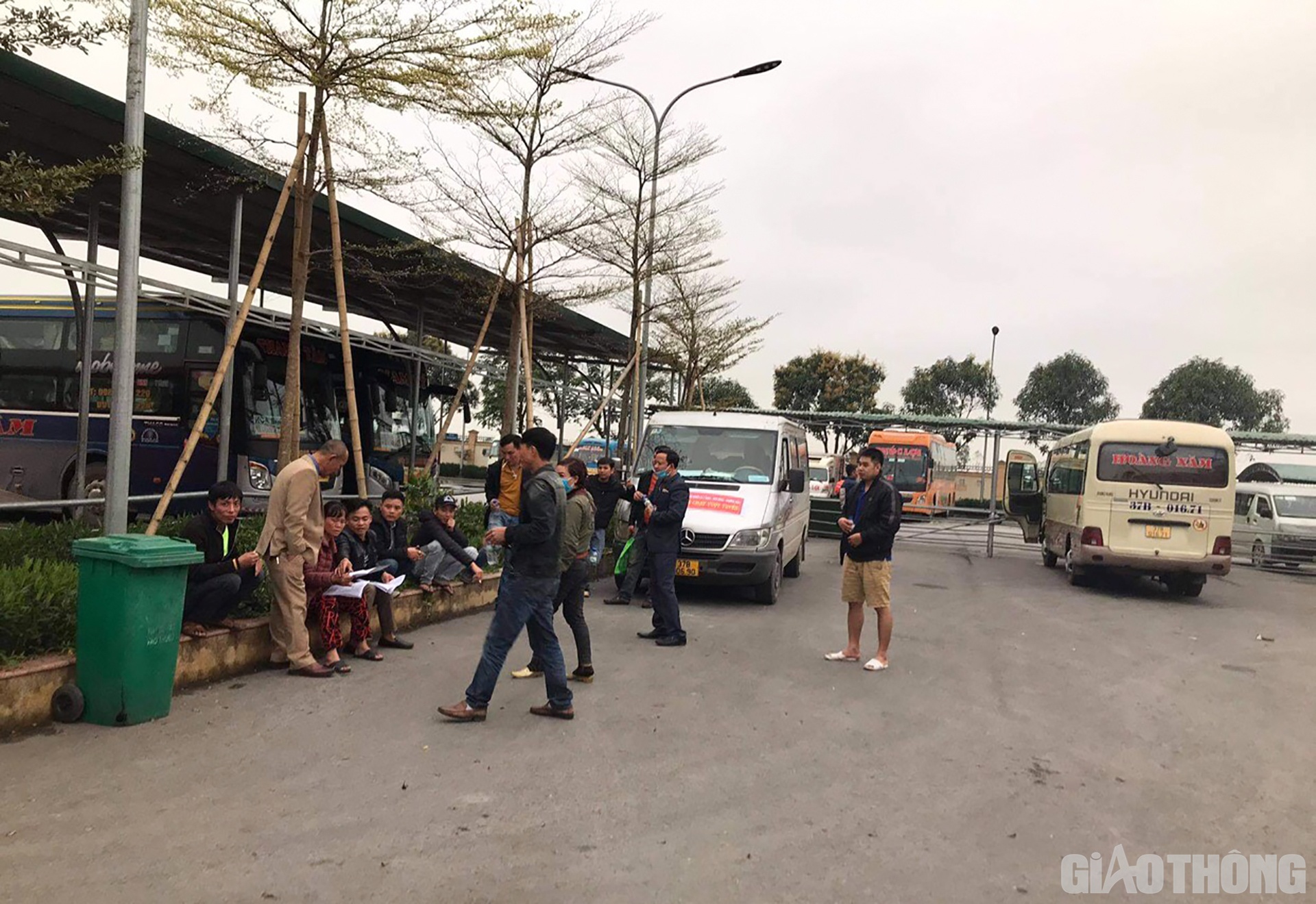Cũng theo ông Sỹ, bến đã chủ động gặp gỡ thông báo và mong hành khách thông cảm. Với các hành khách đi về địa phương có xe buýt, bến hướng dẫn khách ra đi xe buýt. Còn những khu vực khác thì tạm thời phải đi bằng phương tiện cá nhân hoặc về đợi đến khi có thông báo mới.