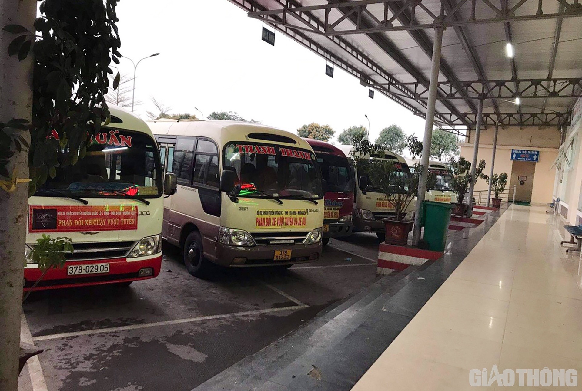 Trong một diễn biến khác, chiều ngày 4/3, ông Nguyễn Văn Sỹ - Phó Trưởng Bến xe Bắc Vinh cho biết: tính đến chiều nay, không có bất cứ xe khách nào làm lệnh xuất bến. Hiện tại có 7 - 8 phương tiện có dán băng rôn phản đối đỗ tại sân bến. Cùng đó có hơn chục lái xe, phụ xe tụ tập trong bến để nghe ngóng tình hình. Tình hình ở bến vẫn rất ổn định, không xảy ra lộn xộn mất an ninh trật tự. Do thời điểm này đang còn dịch bệnh nên lượng khách đến bến đi về các huyện kể trên còn ít.