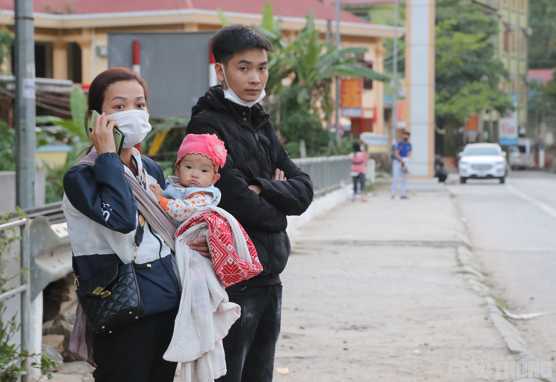 Một gia đình mang theo con nhỏ 9 tháng muốn về Thanh Hóa nhưng vẫn chưa có xe. Theo anh chồng, gia đình đã chờ từ đầu giờ chiều ngày 4/3 đến gần 18h vẫn không thấy một xe nào hoạt động. Gia đình đã gọi điện khắp các nhà xe có thể...