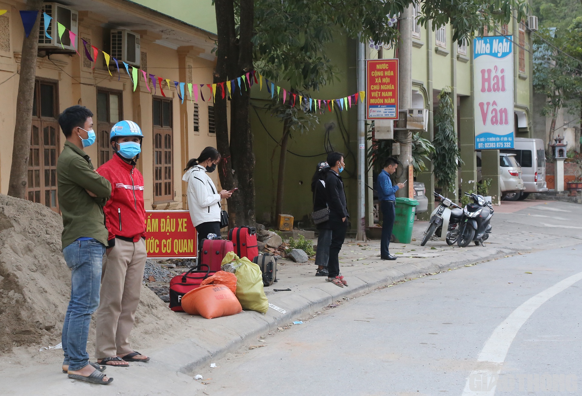 Trước việc các nhà xe không hoạt động, dọc tuyến đường QL7A từ thị trấn Mường Xén (huyện Kỳ Sơn) xuống thị trấn Hòa Bình (huyện Tương Dương) có rất nhiều khách đứng tập trung 2 bên đường để đón xe. Tất cả đều tỏ ra rất lo lắng, mệt mỏi vì phải chờ đợi quá lâu. Ngoài những xe tuyến cố định không chạy, thì toàn bộ xe dù, xe vượt tuyến cũng không lên được vì lực lượng TTGT và công an huyện Kỳ Sơn làm gắt.