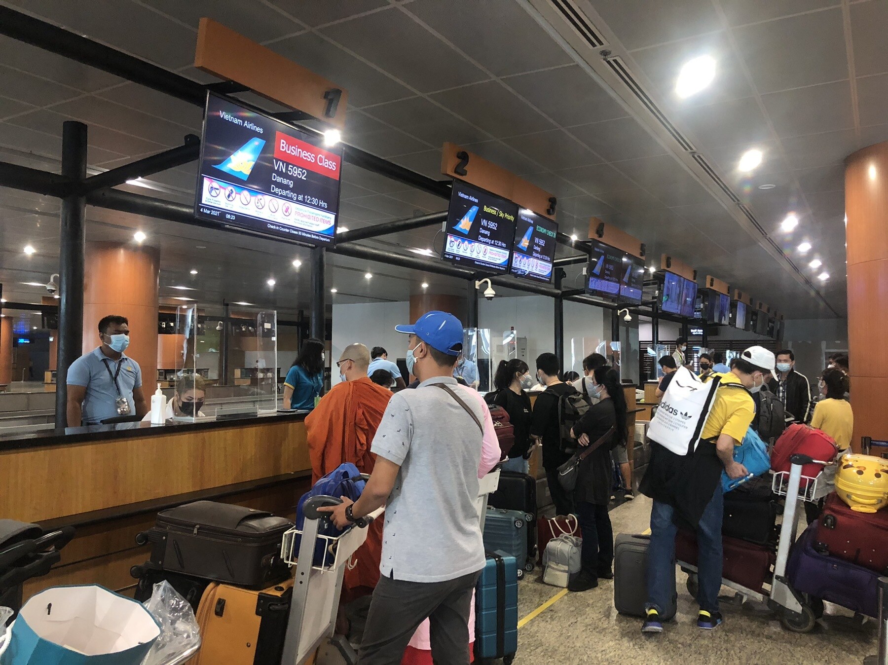 Hành khách lên máy bay được yêu cầu khai báo y tế trực tuyến từ nhà (có thể thực hiện trước giờ khởi hành 12 tiếng). Hành khách in/chụp lại mã QR code sau khi hoàn thành khai báo để sử dụng khi nhập cảnh.