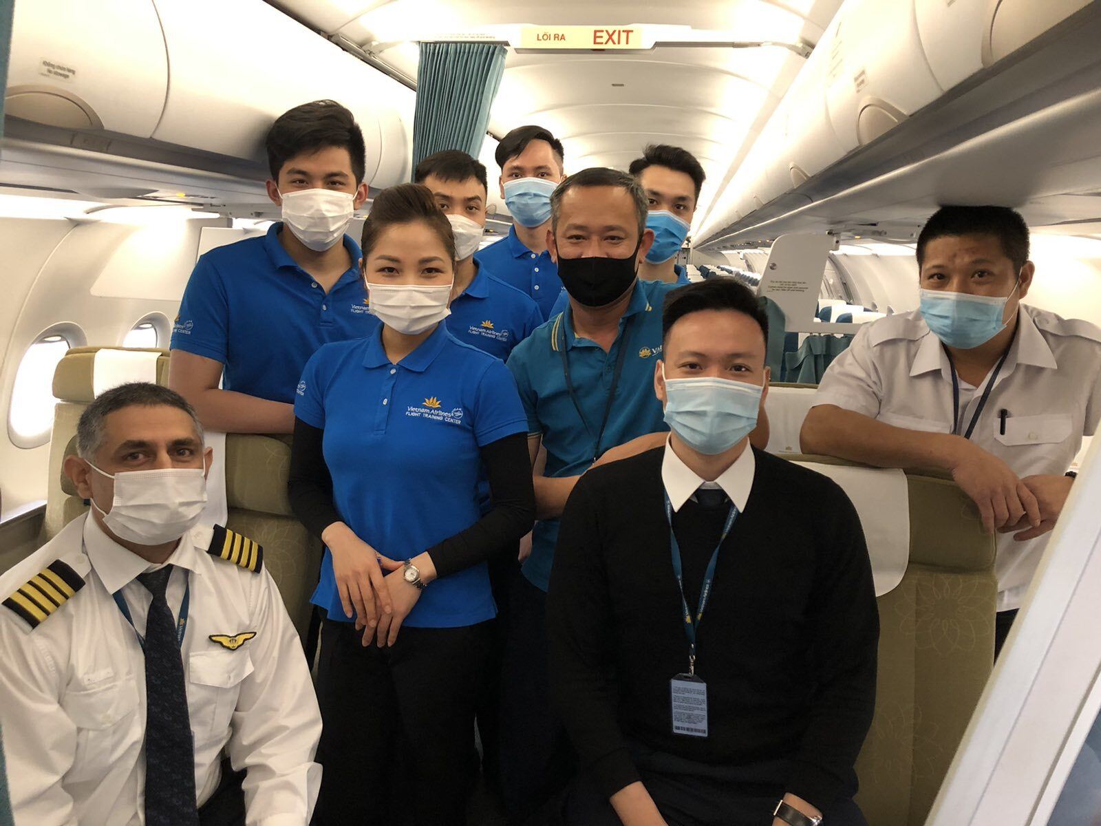 Phi hành đoàn thực hiện chuyến bay chụp ảnh kỷ niệm trước giờ cất cánh tại Nội Bài (9h sáng nay 4/3)