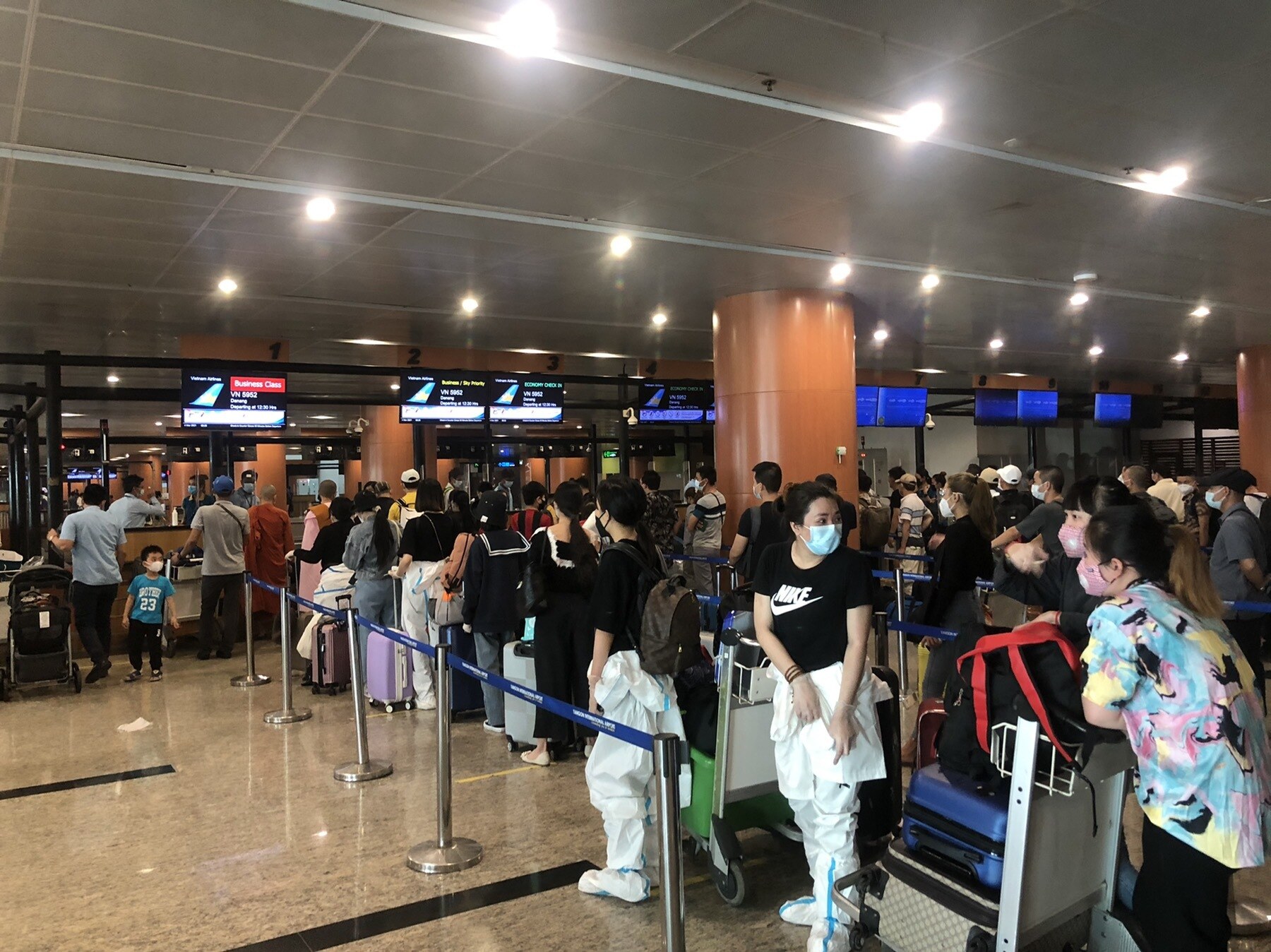 Hành khách phải đeo khẩu trang và tuân thủ qui định phòng dịch Covid-19 của nước sở tại khi làm thủ tục, trong phòng chờ và trong suốt thời gian bay.