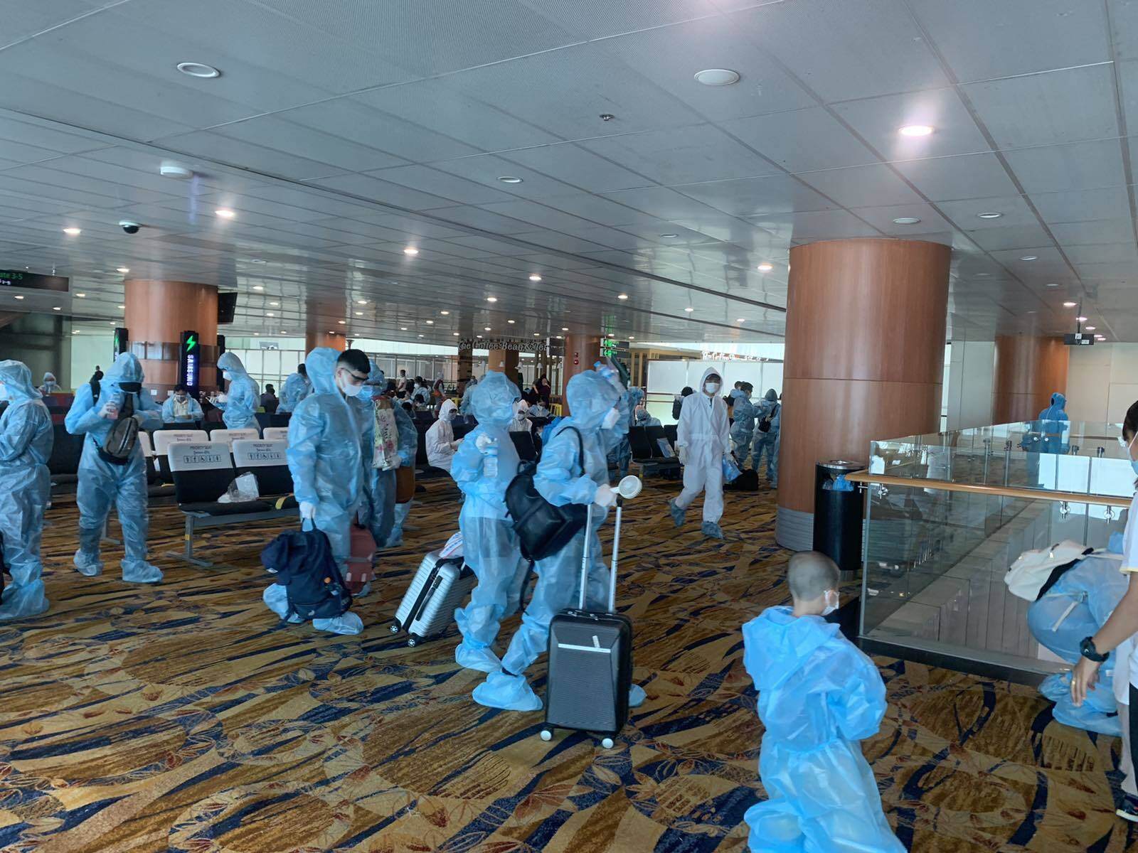 Khách đi trên chuyến bay được yêu cầu mặc đầy đủ đồ bảo hộ do Vietnam Airlines cấp phát trước khi lên máy bay. Hành khách không mặc đồ bảo hộ sẽ không được vận chuyển.