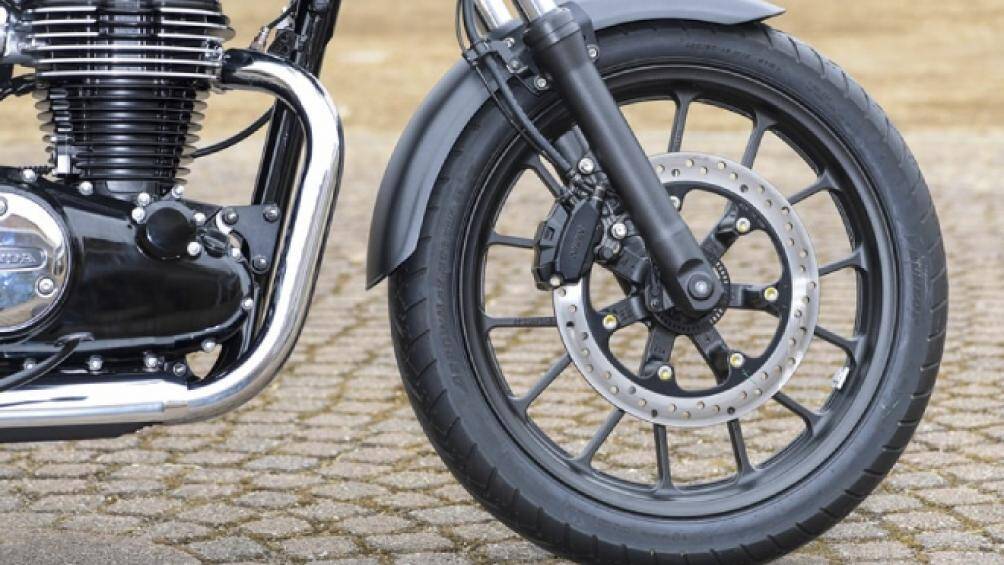 Phía trước và sau xe là loại phanh đĩa có ABS, kết hợp với hệ thống kiểm soát bám đường, hữu ích trong các điều kiện đường xấu nhất