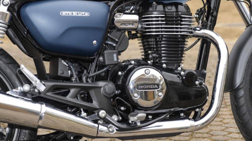 Honda GB350 sử dụng khối động cơ đơn xy lanh 348cc, làm mát bằng không khí với công suất tối đa 208 mã lực