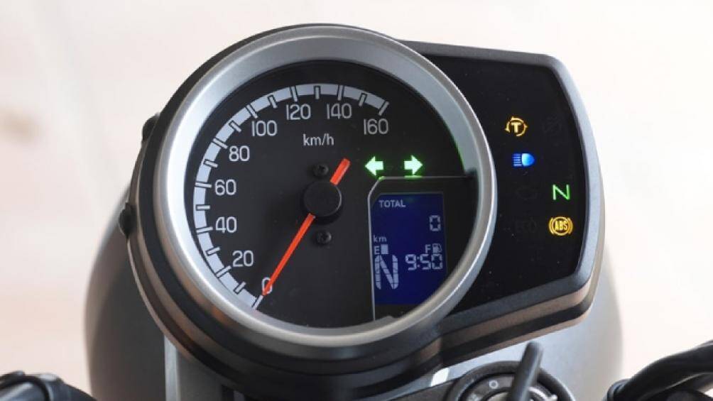 Cụm đồng hồ đơn mắt analog kết hợp với màn hình nhỏ LCD nhìn hấp dẫn hiển thị rõ nét các thông số quan trọng