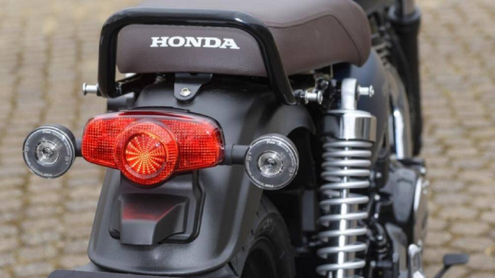 Ngoài ra, Honda GB350 còn được trang bị giảm xóc ống lồng ở phía trước và phía sau là giảm xóc lò xo