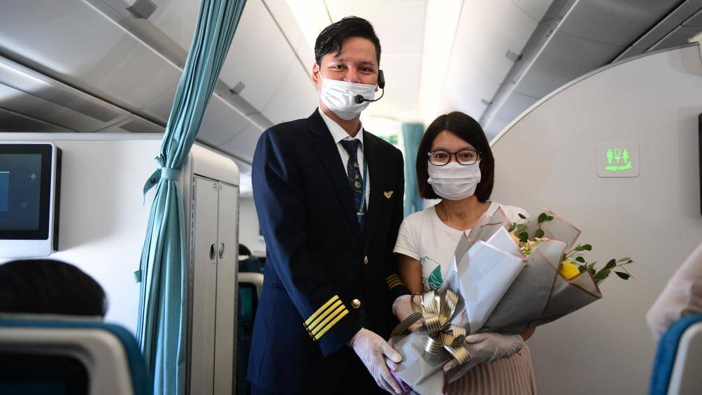 Đại diện tổ phi công thay mặt chuyến bay tặng quà cho chị Đặng Thị Hương - thành viên sáng lập HopeBox