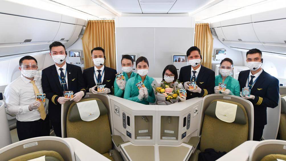 Phi công và tiếp viên Vietnam Airlines trước chuyến bay đặc biệt