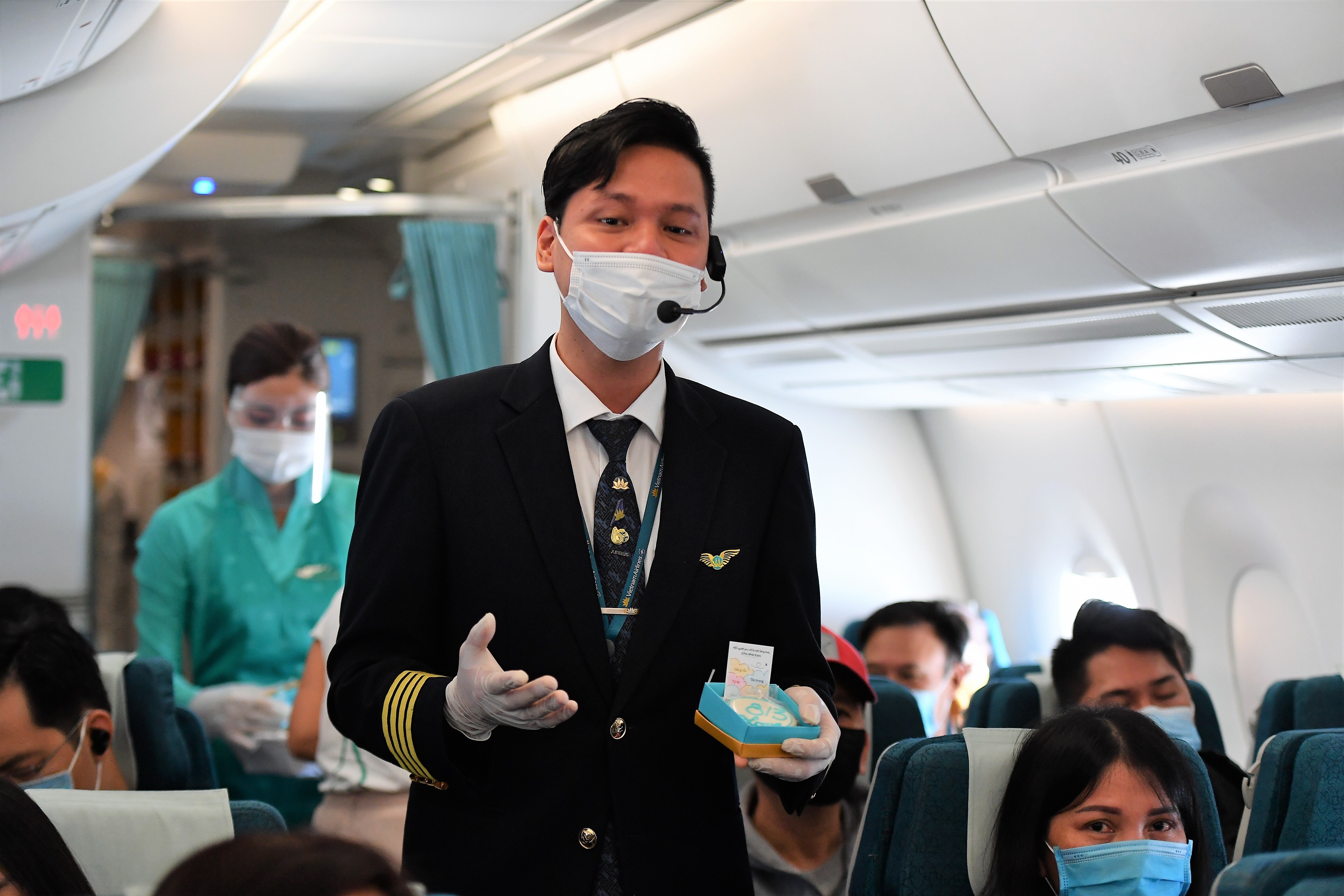 Một phi công nam của Vietnam Airlines hát tặng hành khách trên chuyến bay
