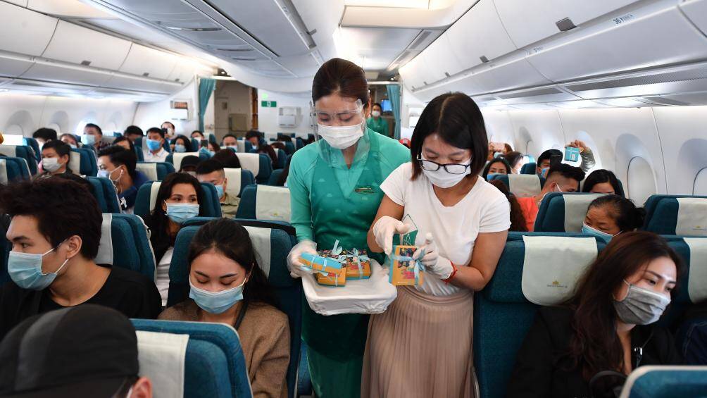 Chị Đặng Thị Hương - thành viên sáng lập HopeBox - tham gia tặng quà trên chuyến bay.