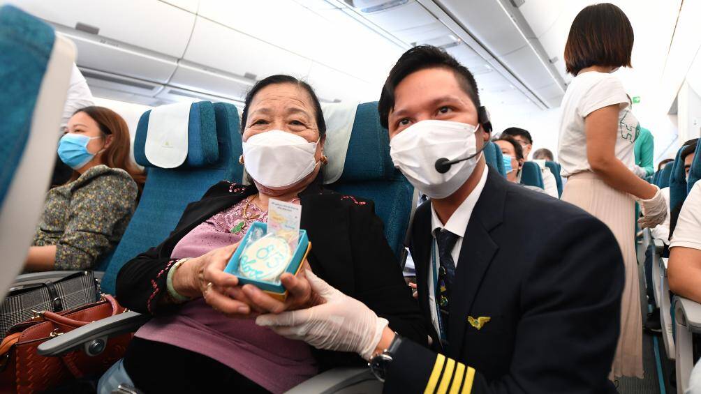 Tiếp viên trưởng Nguyễn Quang Minh trên chuyến bay sự kiện chia sẻ: “Tôi đã rất vui khi biết mình được phục vụ chuyến bay tặng quà cho hành khách nhân dịp 8/3. Nhưng sau đó tôi còn thấy bất ngờ và đặc biệt hơn khi biết về nguồn gốc của những món quà này, từ đó càng thêm yêu, thêm trân trọng người phụ nữ Việt Nam. Dù chỉ đóng vai trò nhỏ thôi nhưng được lan tỏa những điều ý nghĩa tới khách hàng là niềm hạnh phúc trong nghề của tôi.”
