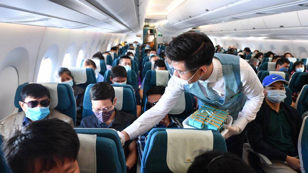 Gần 1.000 hộp quà đã được phi công, tiếp viên Vietnam Airlines trao tặng hành khách nhân ngày 8/3.