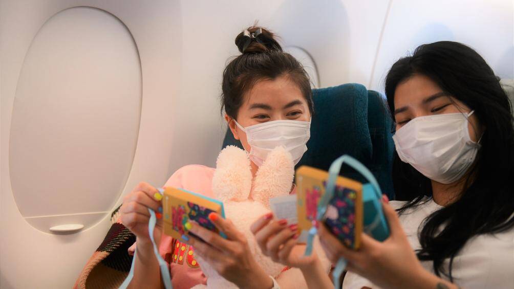 Các hành khách nữ thích thú trước món quà bất ngờ