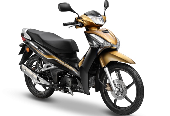 Cặp phuộc trước dạng ống lồng và giảm xóc lò xo đôi phía sau, xe sử dụng bộ vành đúc kích thước 17 inch đi kèm phanh đĩa ở cả trước và sau