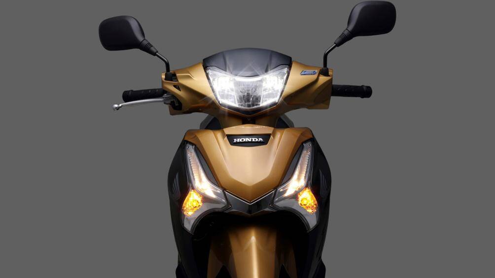 Đèn pha của Honda Future 125 tại Malaysia ứng dụng công nghệ LED hiện đại trong khi hai cụm đèn còn lại vẫn dùng đèn halogen