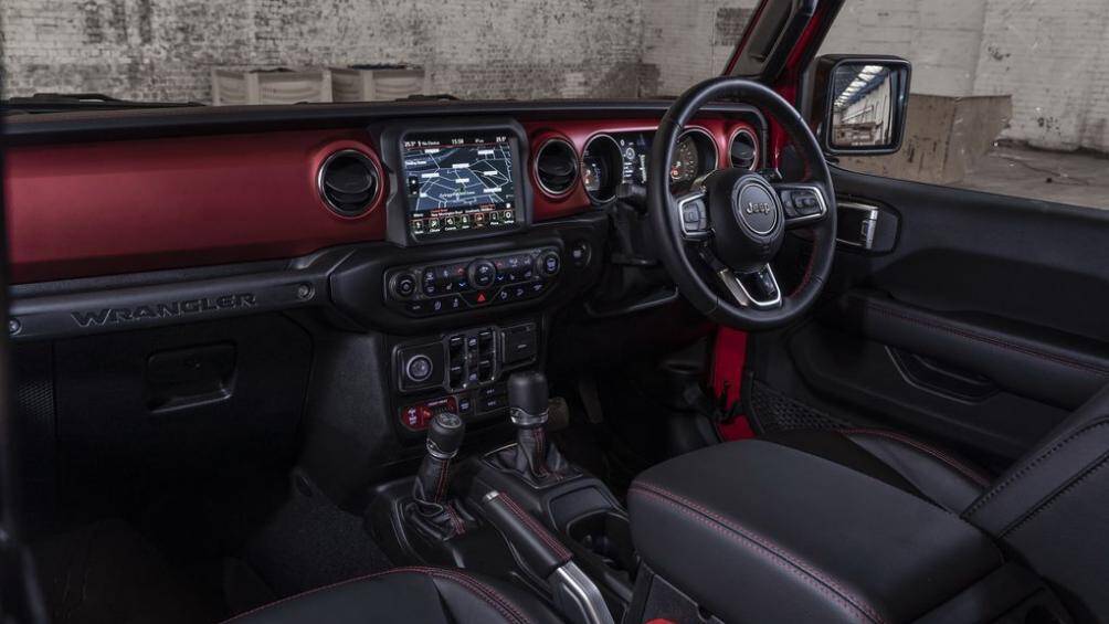 Hàng loạt các trang bị tiện ích có trên xe như màn hình giải trí 8,1 inch có kết nối điện thoại thông minh, điều hoà tự động 2 vùng, ghế trước có sưởi