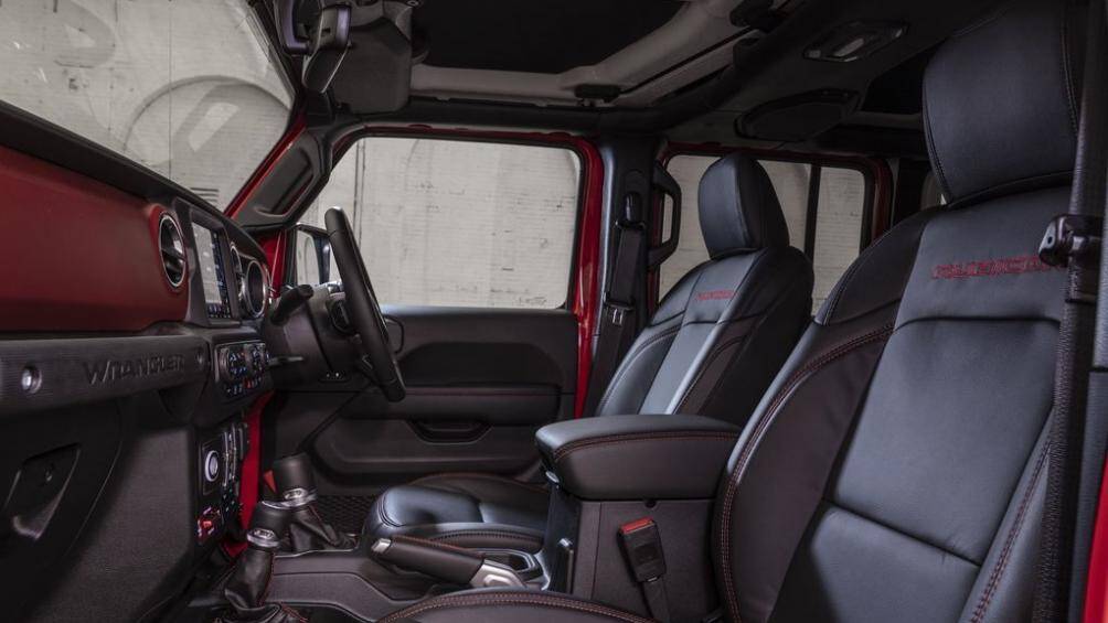 Bên trong, Jeep Wrangler 1941 Edition vẫn sở hữu kiểu thiết kế mui xe có thể tháo rời
