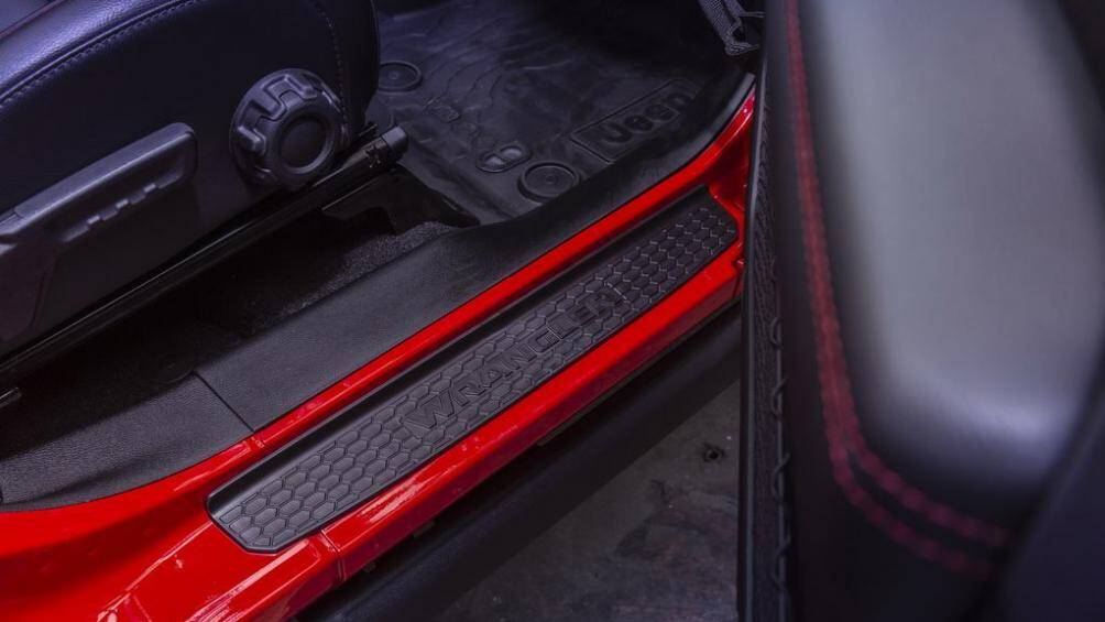 Các bộ phận sửa đổi có thể liệt kê như nắp ca-pô dán đề-can số 1941, ốp bệ bước chân, hộc bánh xe nới rộng, xe được sơn phủ đen nhiều chi tiết